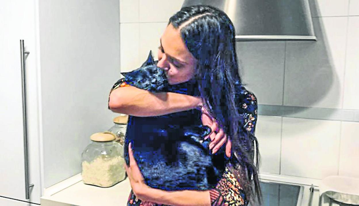 La modelo Dalianah Arekion besa y abraza a Bam-Bam, «mi pequeña pantera», en la cocina de su casa. 