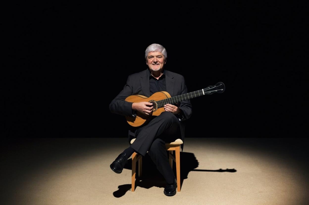 El guitarrista Paulino García es también un gran conocedor de los instrumentos antiguos de cuerda, como el laúd o la vihuela. 