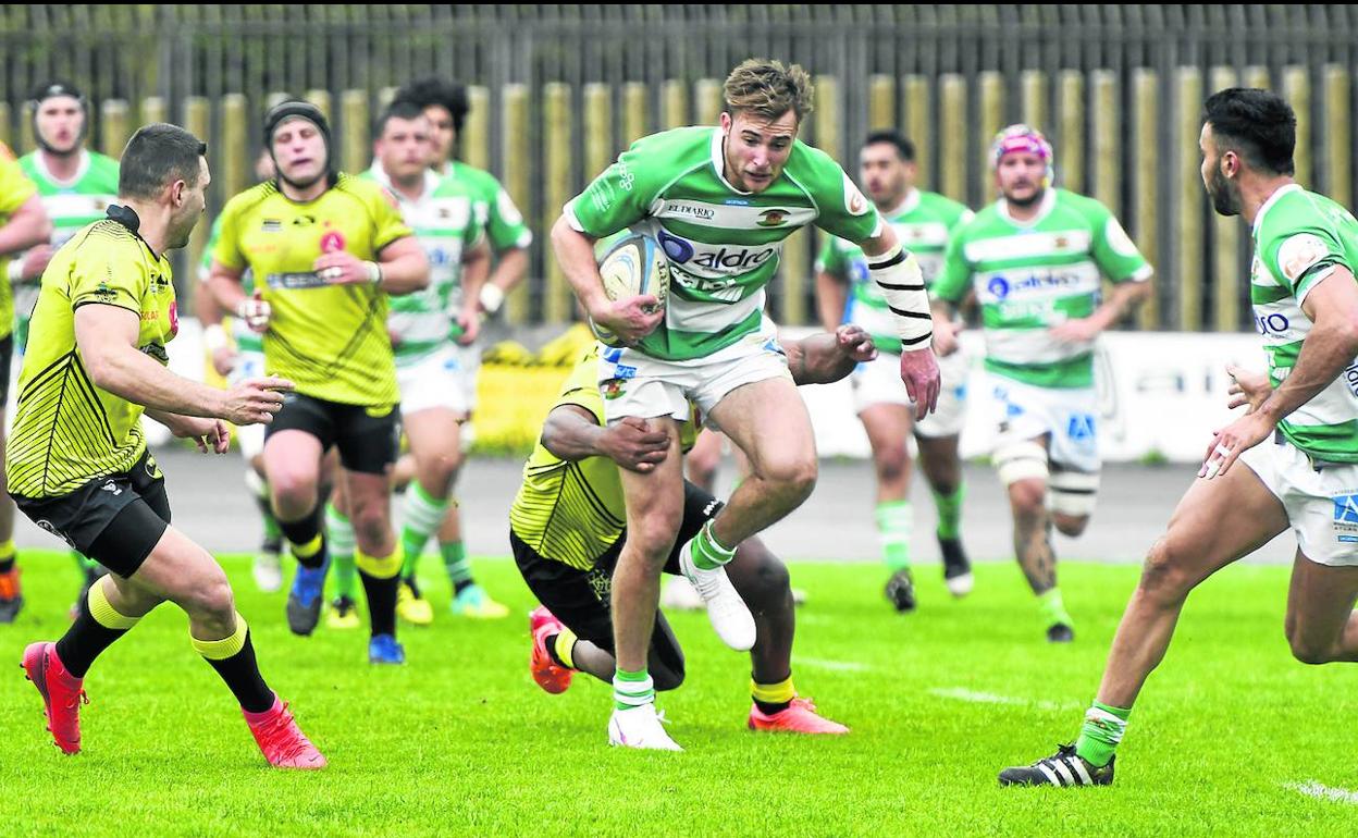 Finlay Sharp lleva el oval en el partido de ayer en Fadura ante el Getxo, en el que el Mazabi Santander logró la victoria.