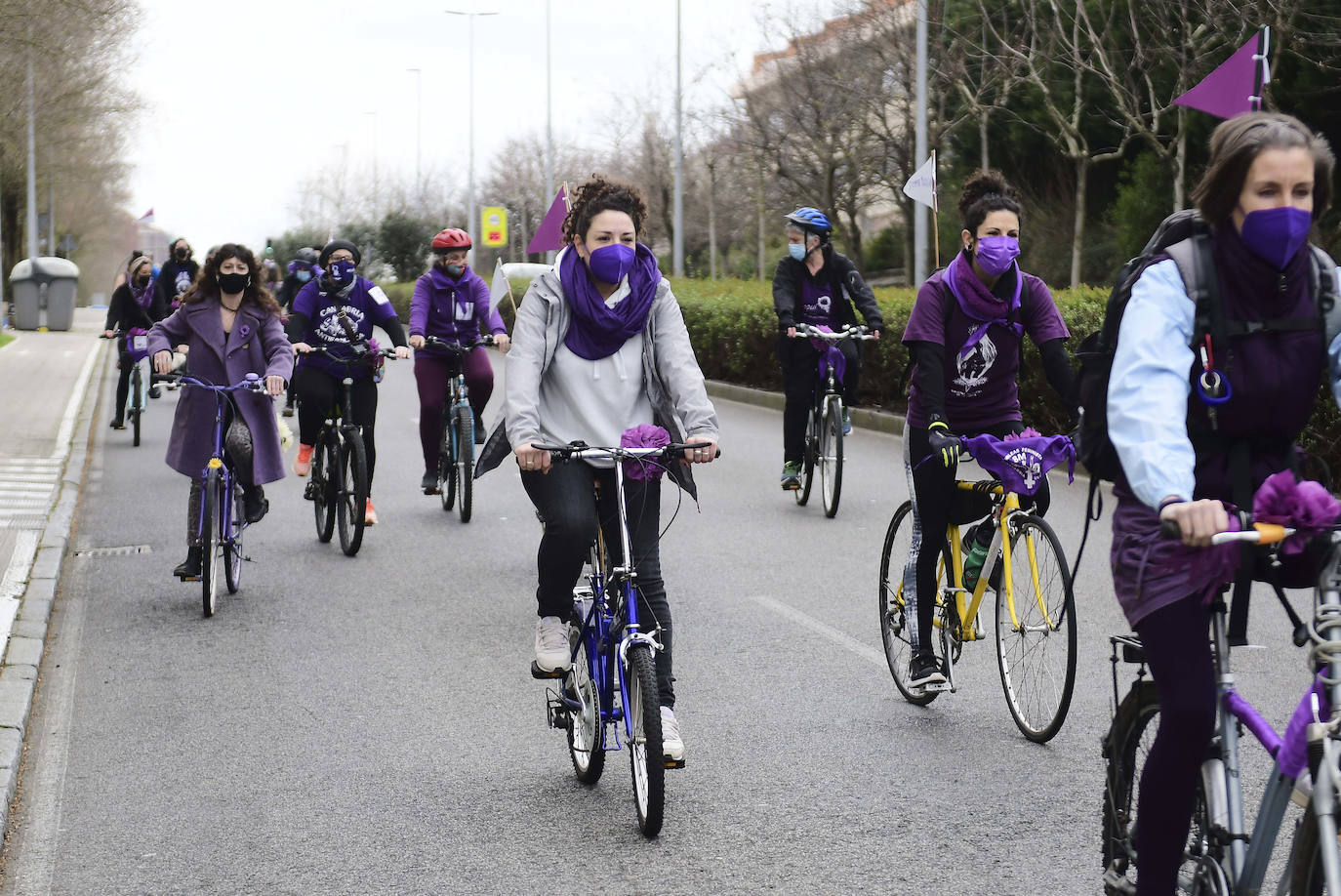 La marcha ha recorrido este domingo el centro de Santander, desde la Plaza de la Ciencia hasta el barrio Pesquero. Este ha sido uno de los primeros actos que se celebran en la calle en Cantabria por el 8M, cuyas principales actividades están convocadas para este lunes.