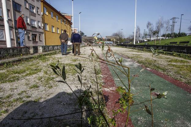 La maleza crece en la maltrecha bolera municipal del Parque del Centenario. 