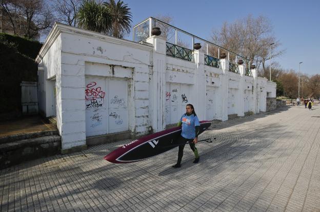 El edificio Rema, en el Sardinero, lleva en desuso desde 2013 a la espera de una nueva utilidad o de su demolición. 