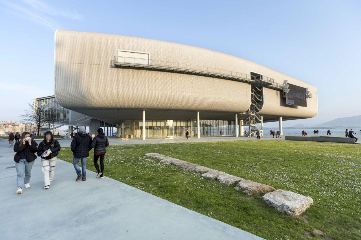 Vista general del Centro Botín con sus fachadas envueltas en una malla instalada en la primavera de 2018. 