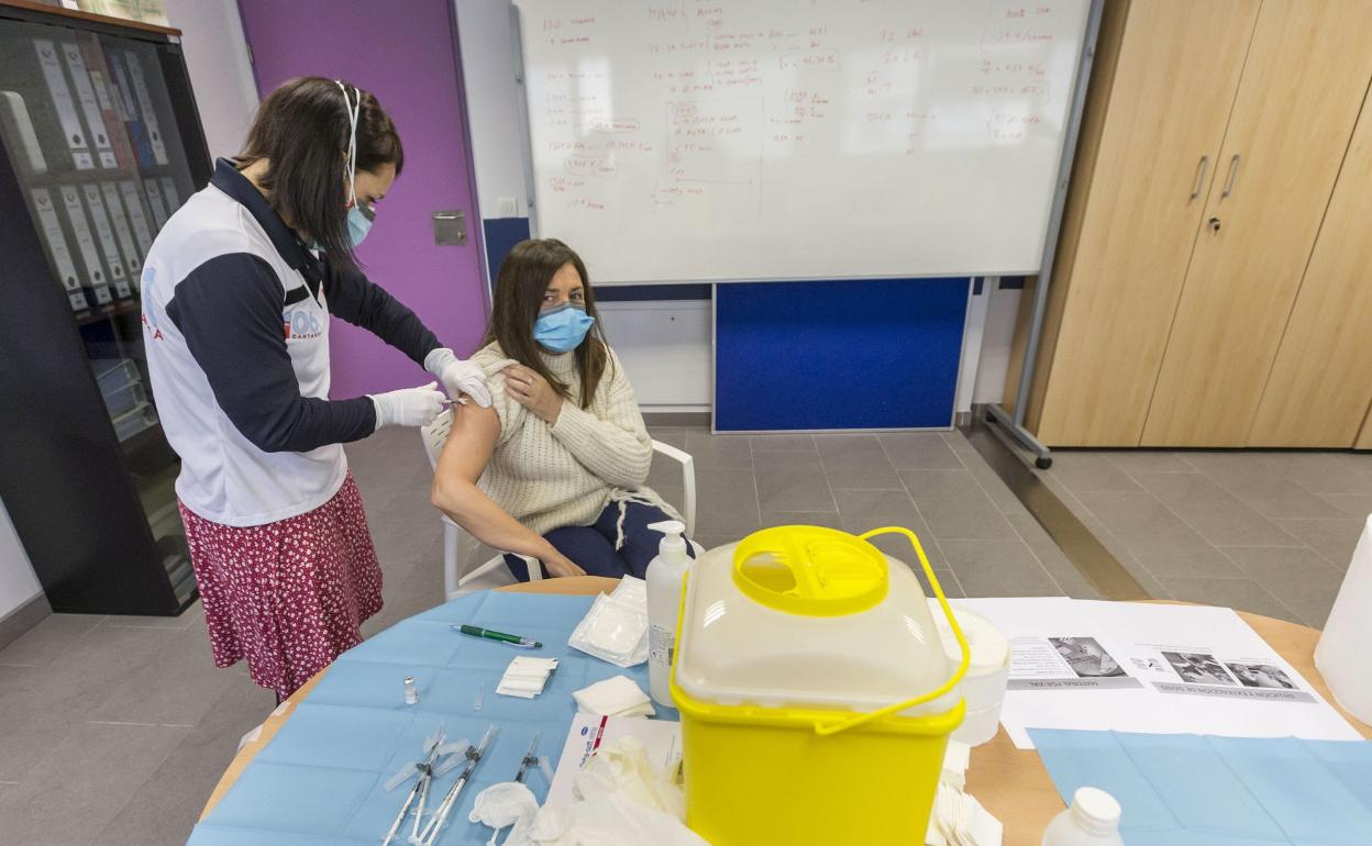 Una trabajadora de un centro de salud de Santander recibe la primera dosis de Pfizer. 