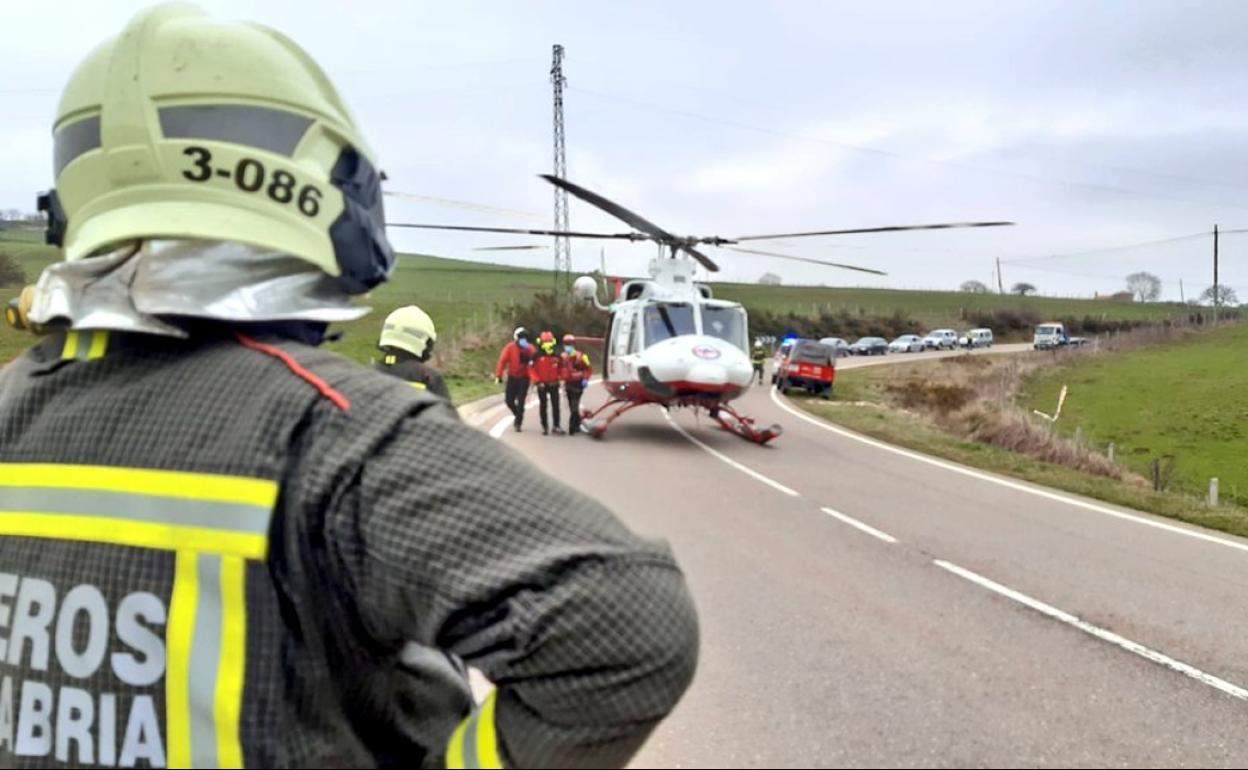 Evacuado en helicóptero un motorista de Muriedas tras caer por un terraplén en Retortillo