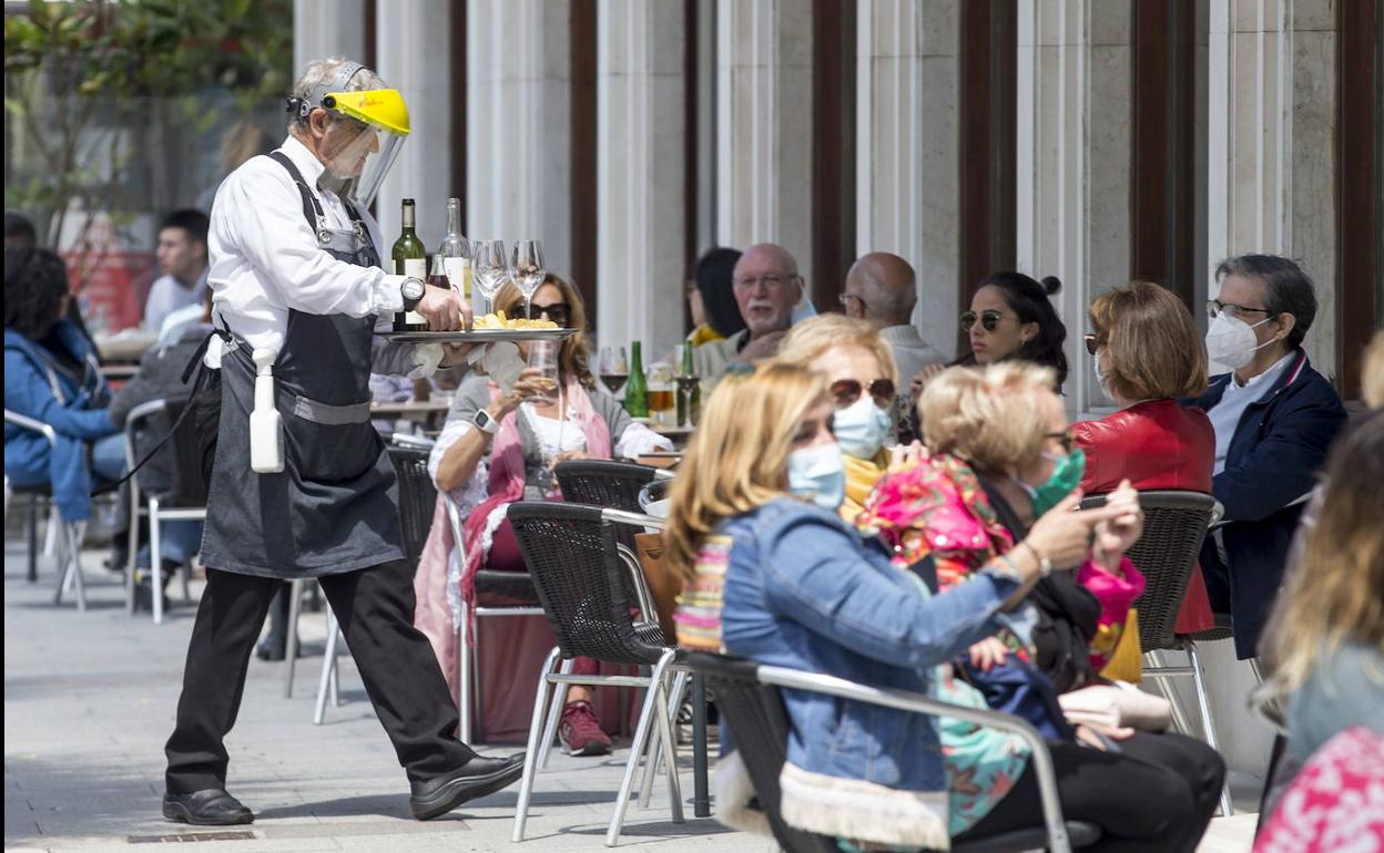 Un camarero atiende una terraza en Santander en una imagen de mayo de 2020. 