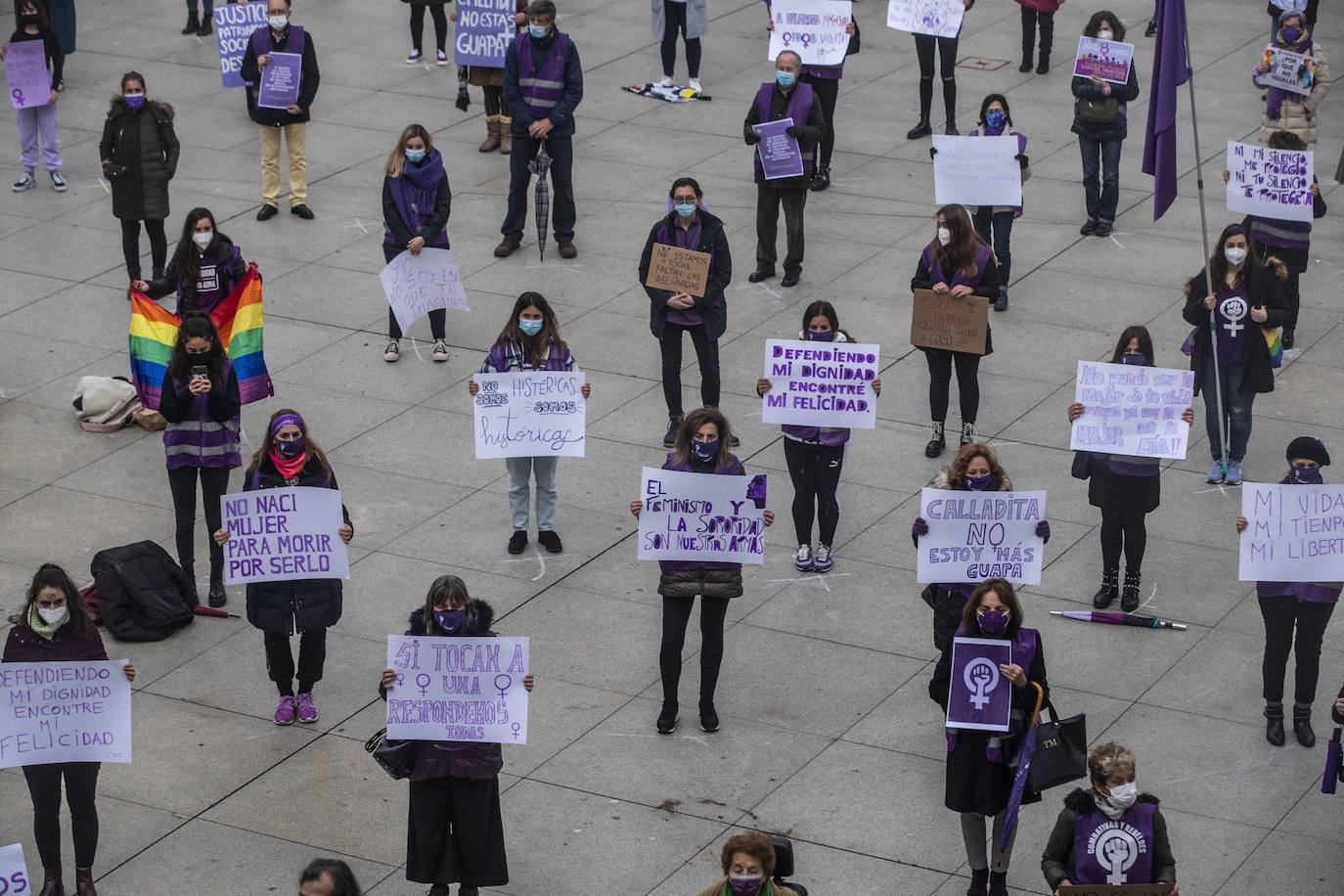 Cerca de 200 mujeres se han concentrado en la Plaza del Ayuntamiento de Santander con motivo del 8 de Marzo para exigir el fin de la desigualdad y la discriminación, agravadas por la pandemia del coronavirus,