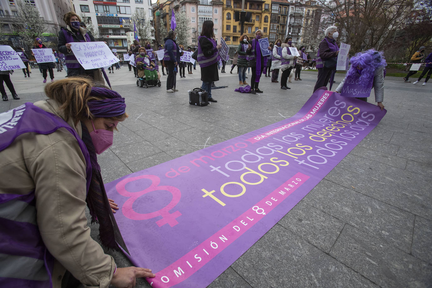 Cerca de 200 mujeres se han concentrado en la Plaza del Ayuntamiento de Santander con motivo del 8 de Marzo para exigir el fin de la desigualdad y la discriminación, agravadas por la pandemia del coronavirus,