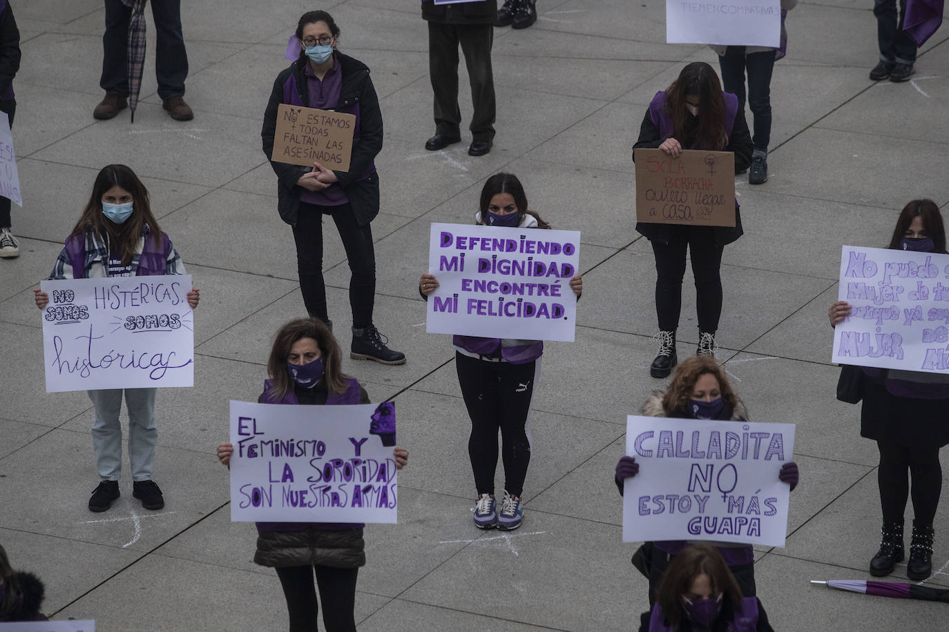 Cerca de 200 mujeres se han concentrado en la Plaza del Ayuntamiento de Santander con motivo del 8 de Marzo para exigir el fin de la desigualdad y la discriminación, agravadas por la pandemia del coronavirus,