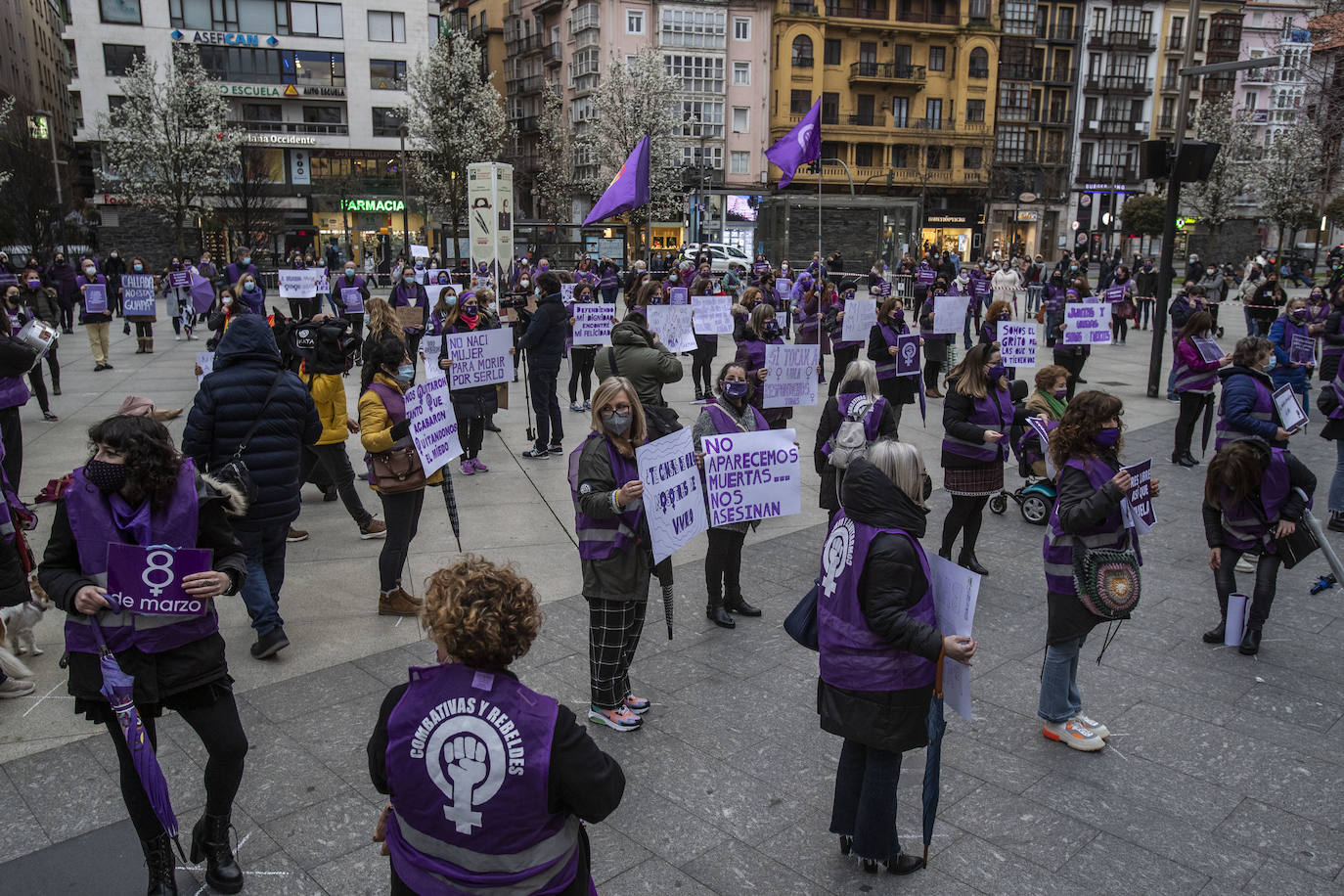 Cerca de 200 mujeres se han concentrado en la Plaza del Ayuntamiento de Santander con motivo del 8 de Marzo para exigir el fin de la desigualdad y la discriminación, agravadas por la pandemia del coronavirus,