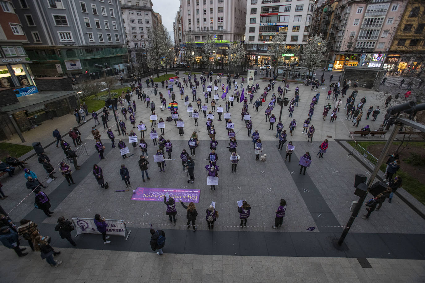 Cerca de 200 mujeres se han concentrado en la Plaza del Ayuntamiento de Santander con motivo del 8 de Marzo para exigir el fin de la desigualdad y la discriminación, agravadas por la pandemia del coronavirus,