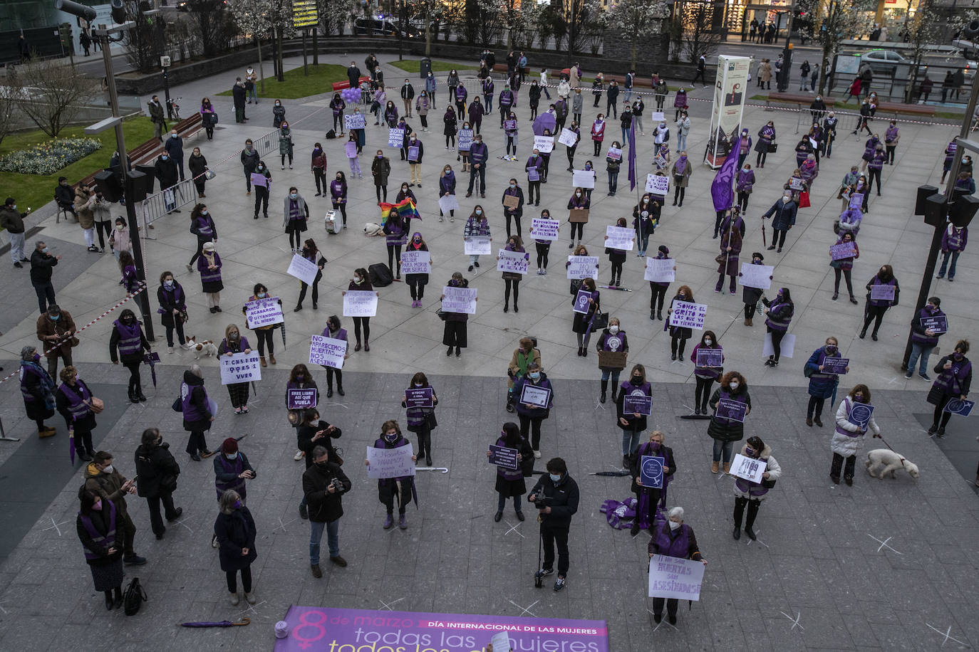 Cerca de 200 mujeres se han concentrado en la Plaza del Ayuntamiento de Santander con motivo del 8 de Marzo para exigir el fin de la desigualdad y la discriminación, agravadas por la pandemia del coronavirus,