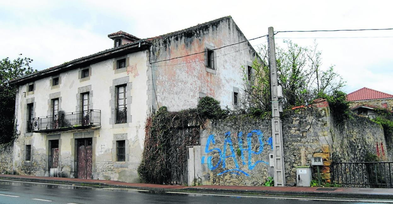 El inmueble, que está junto a la carretera CA-148, precisa de una completa restauración antes de definir sus posibles usos. 