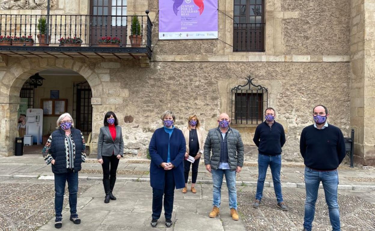 Miembros del equipo de gobierno de Camargo posan junto a la pancarta en apoyo al Día Internacional de la Mujer Trabajadora, el 8M, colocada la semana pasada en la fachada del Ayuntamiento. 