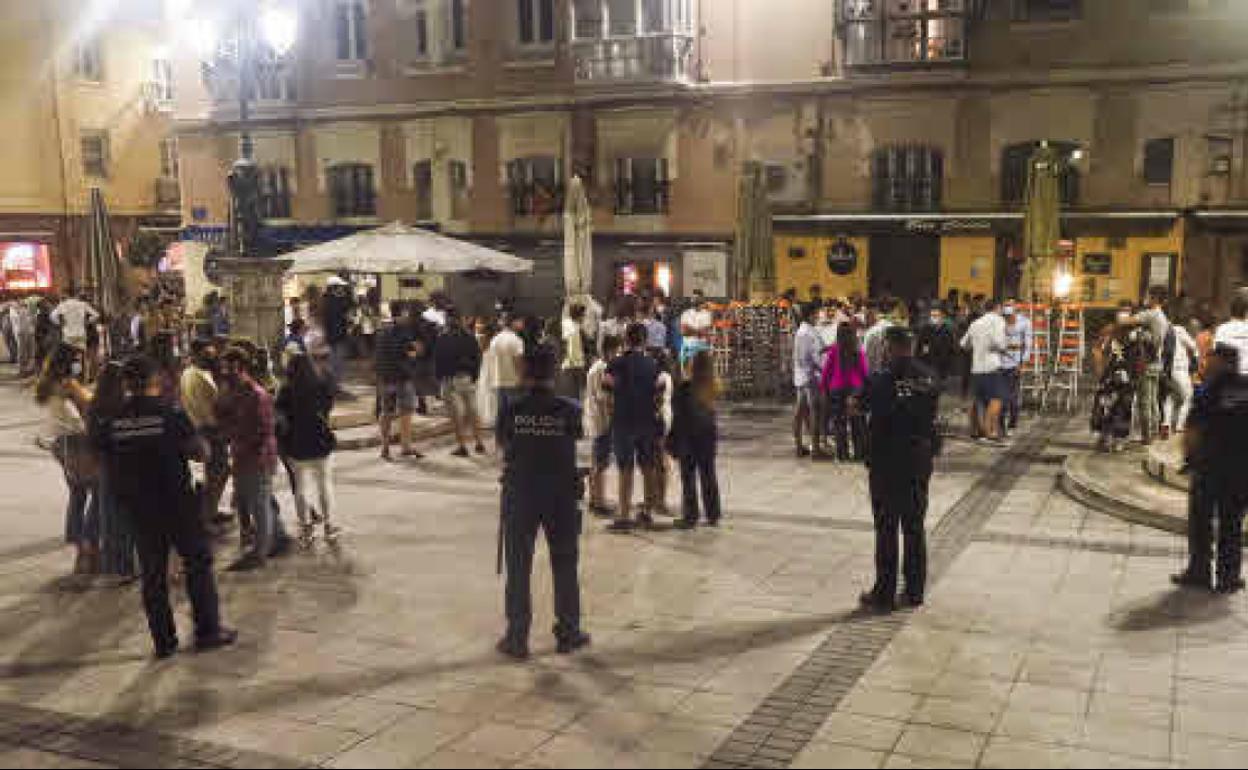 Un grupo de agentes de la Policía Local de Santander vigila el cumplimiento de las normas sanitarias durante la noche