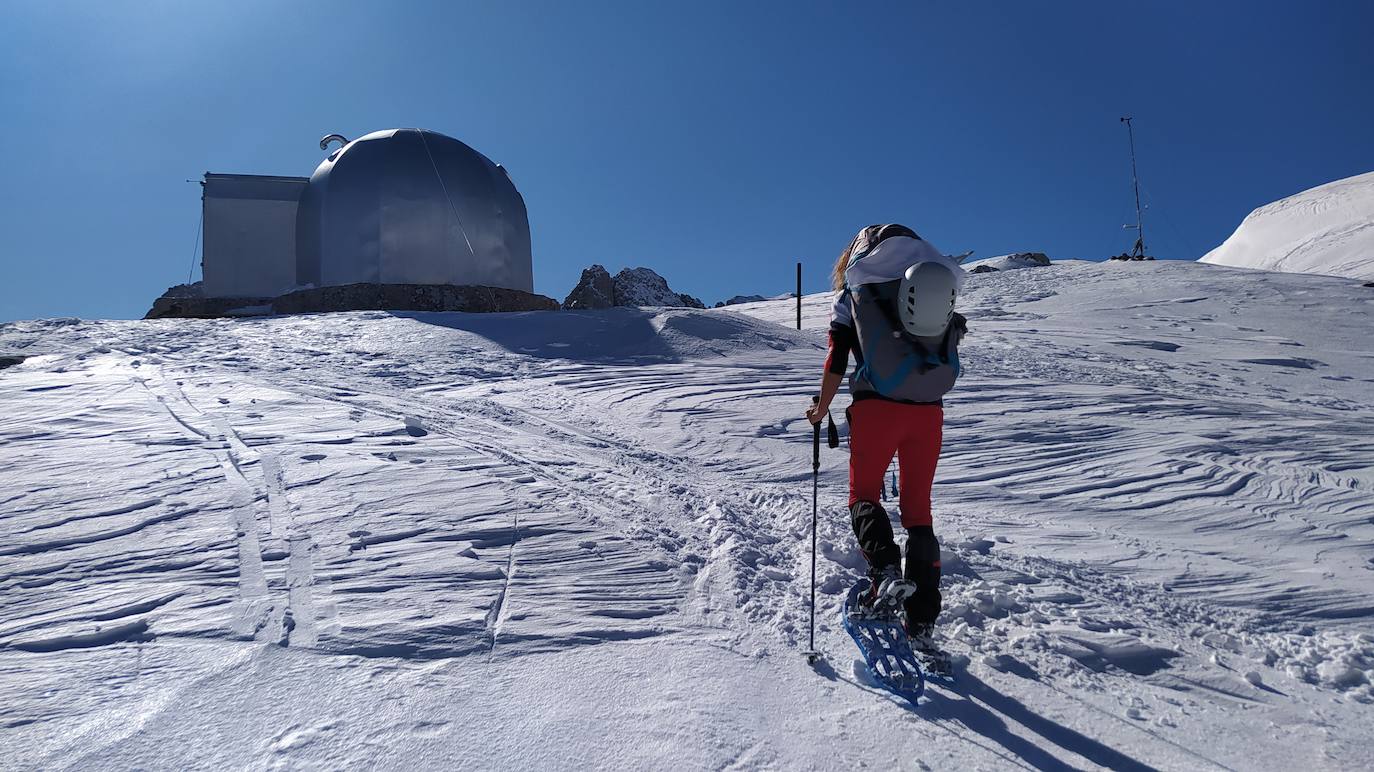 El aventurero ha coronado a la cima de Cantabria junto a la suancina Raquel García dentro del proyecto 'Montañas montañosas' de la Fundación Gomaespuma, en el que se propone tocar el techo de las 50 provincias de España en 90 días