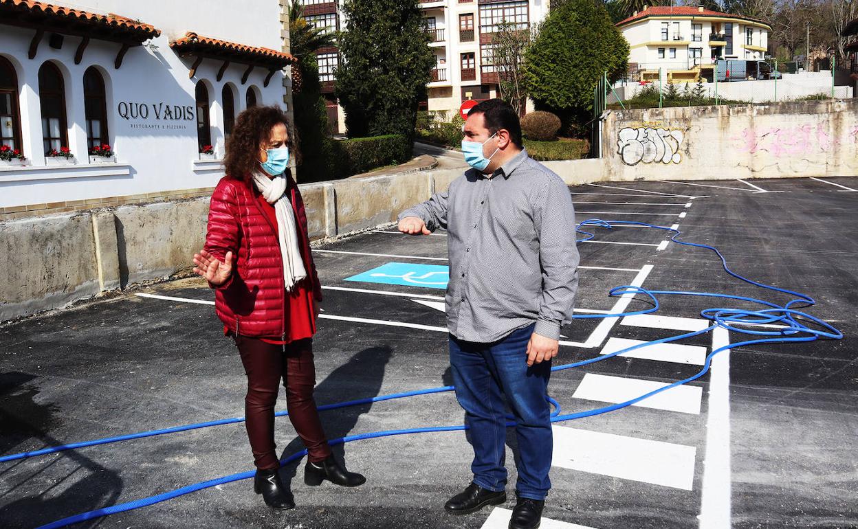 La alcaldesa, Teresa Noceda, y el concejal de Obras, Julián Rozas, en el nuevo aparcamiento. 