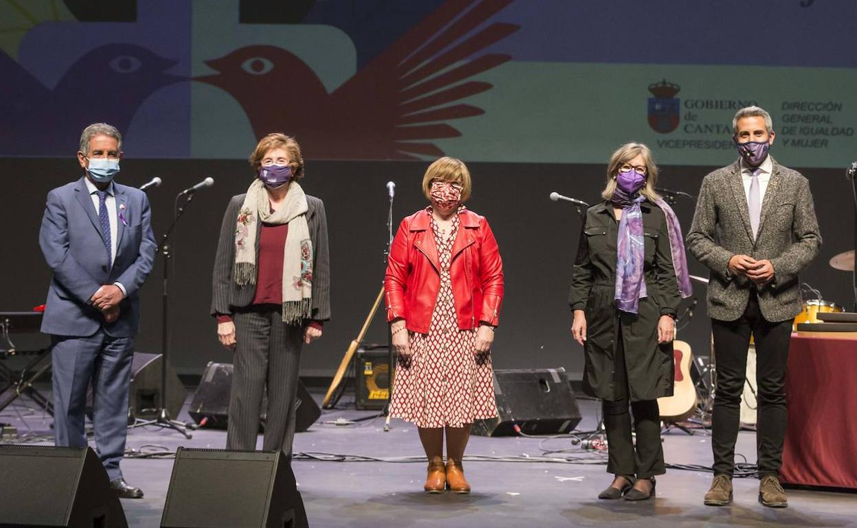 De izquierda a derecha, Miguel Ángel Revilla, María Ángeles Ruiz Tagle, Isabel López, Consuelo Gutiérrez y Pablo Zuloaga. 