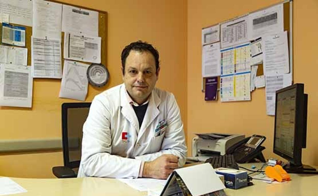 El doctor Fernández Fonfría en su consulta del Centro de Salud Dobra de Torrelavega.