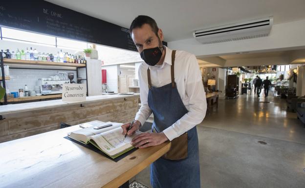 César Paz recibe a los clientes a la entrada de la Taberna del Herrero en la S-20.