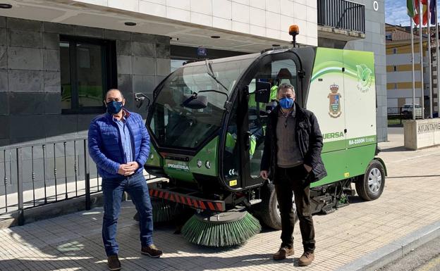 El alcalde (derecha) y el teniente de alcalde, junto a la barredora, en los accesos al Ayuntamiento. 