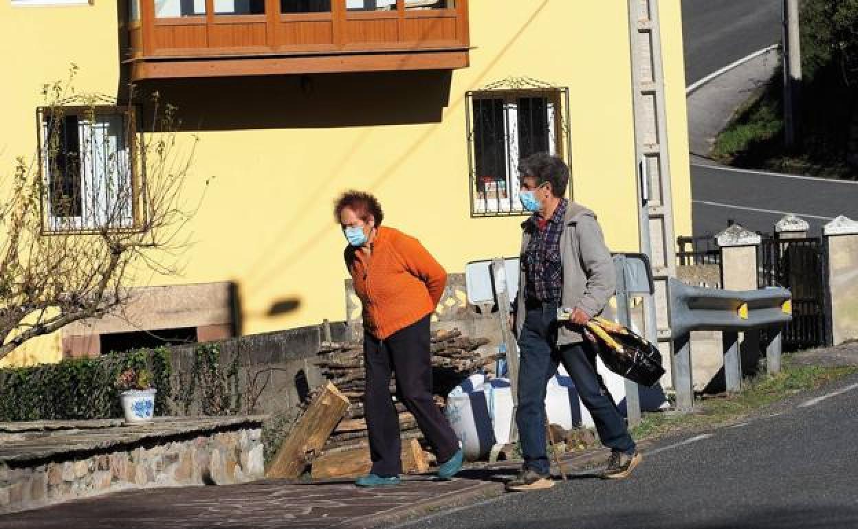 Dos vecinas en Pesquera, uno de los municipios más despoblados.