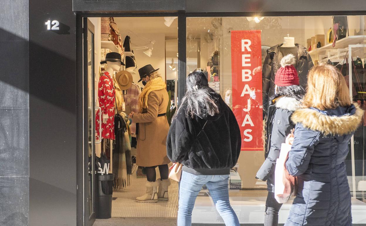 Escaparate de uno de los pequeños comercios de Santander en el periodo de rebajas tras las Navidades de este año