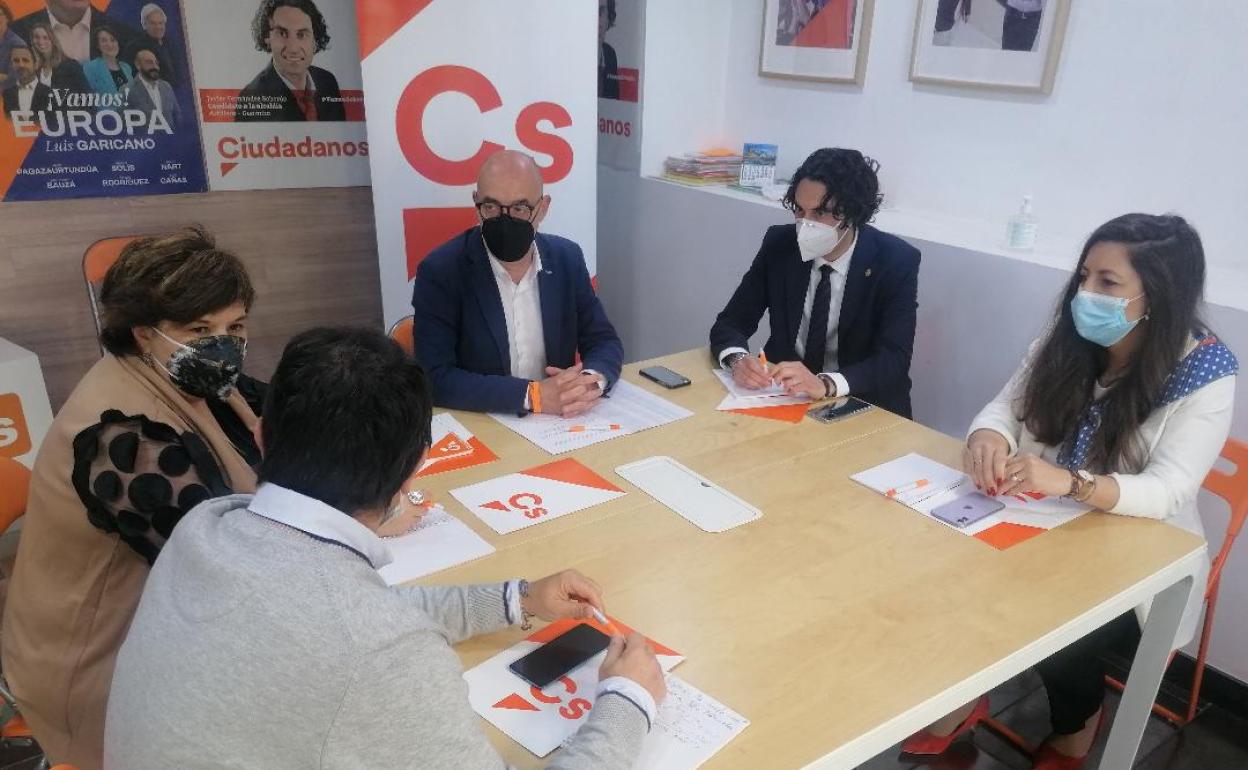 El coordinador de Ciudadanos en Cantabria, Félix Álvarez, durante la reunión que mantuvo hoy con el alcalde de El Astillero, Javier Fernández Soberón, y tres de los concejales de las localidades donde la formación naranja gobierna en coalición. 