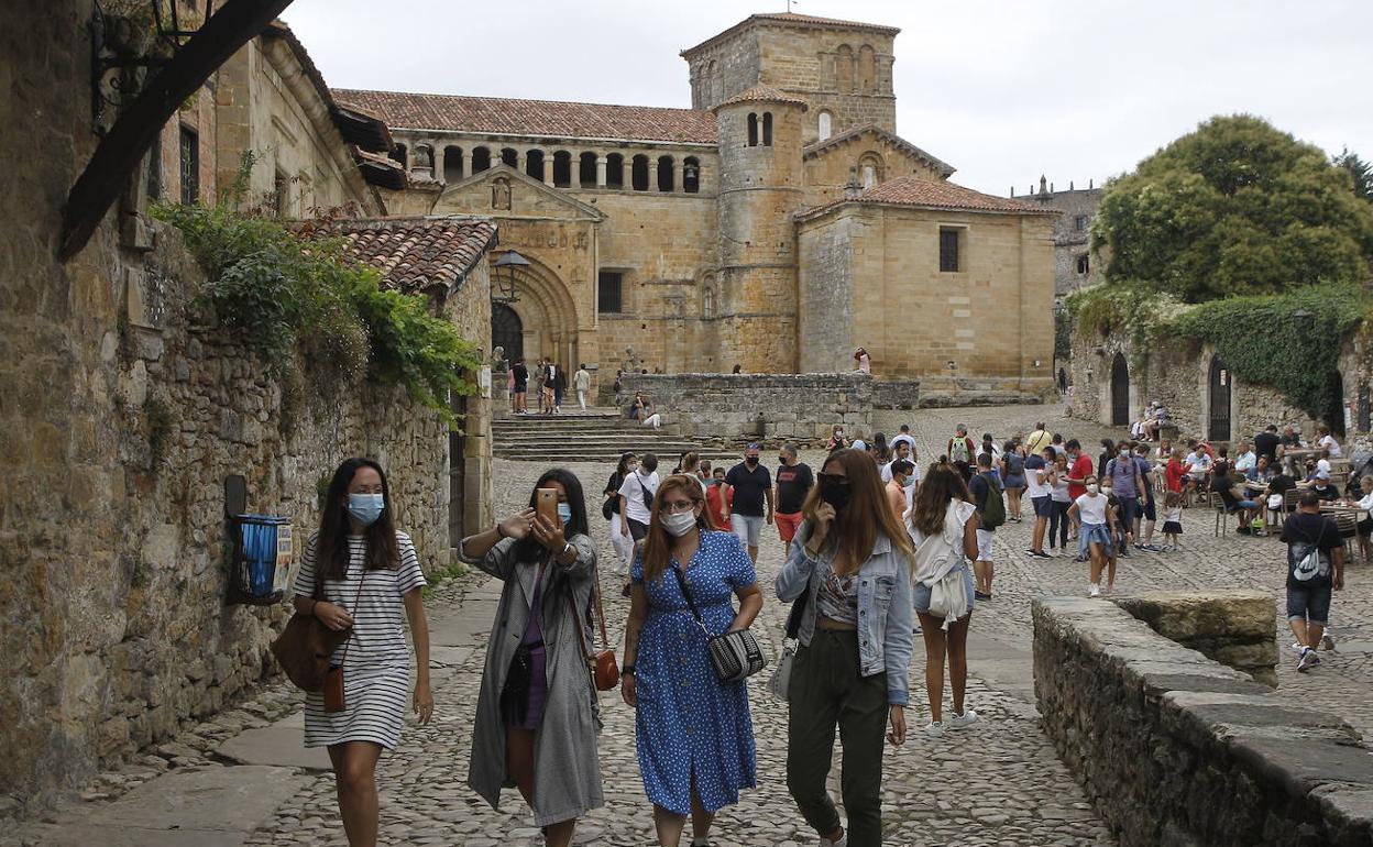 Aún habrá que esperar unos meses para que las zonas más turísticas de Cantabria, como Santillana, vuelvan a llenarse de gente. 