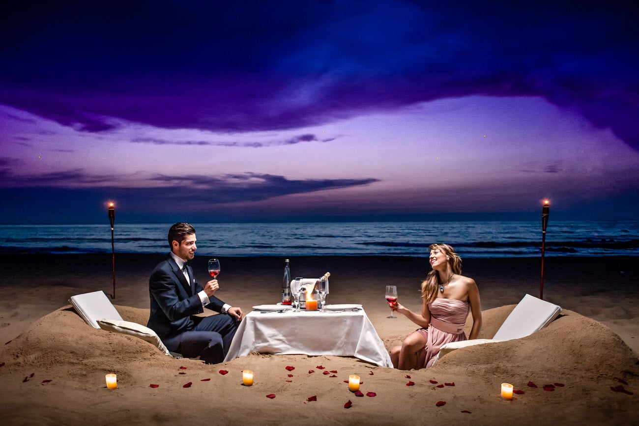 Sesión a una pareja en un entorno de playa idílico.