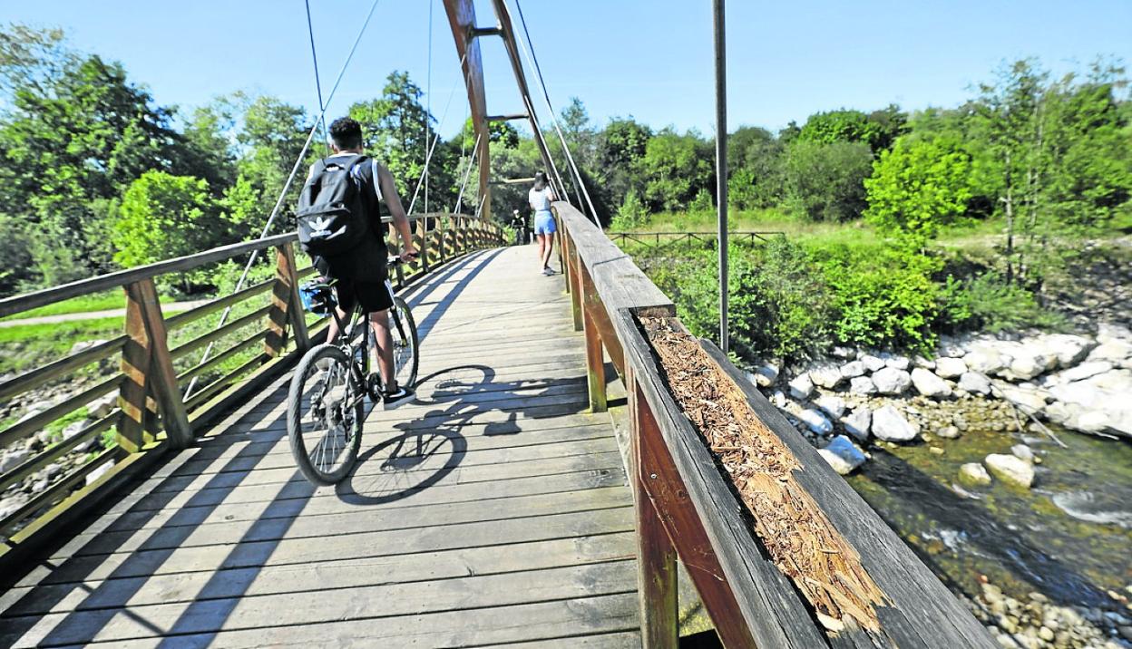 La plataforma soporta a diario el tránsito de ciclistas y paseantes.