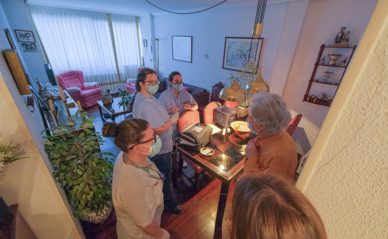 Soledad, de 96 años, una de las personas que recibieron ayer el suero de Pfizer en su casa. 