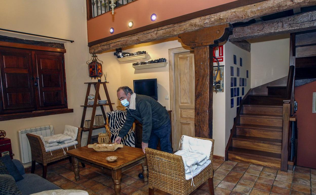 Santillana del Mar. Jesús Frías tiene vacía su casa rural de cara a la Semana Santa.