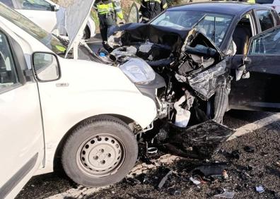 Imagen secundaria 1 - Tres heridos en un choque múltiple en la carretera de Parbayón