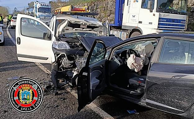Imagen principal - Tres heridos en un choque múltiple en la carretera de Parbayón