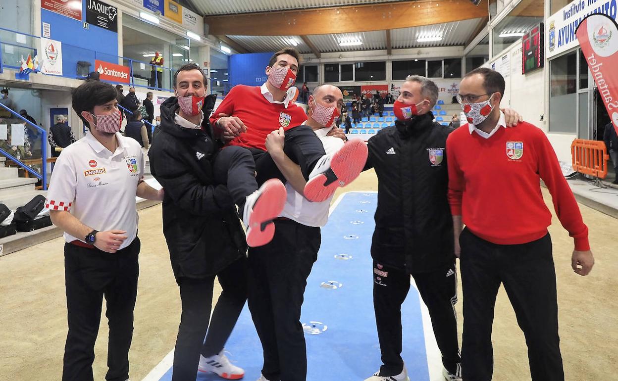 Cristian y Lolo Lavid mantean a Pablo Lavín junto a Mario Pinta, Carlos García y Pedro Gutiérrez. 