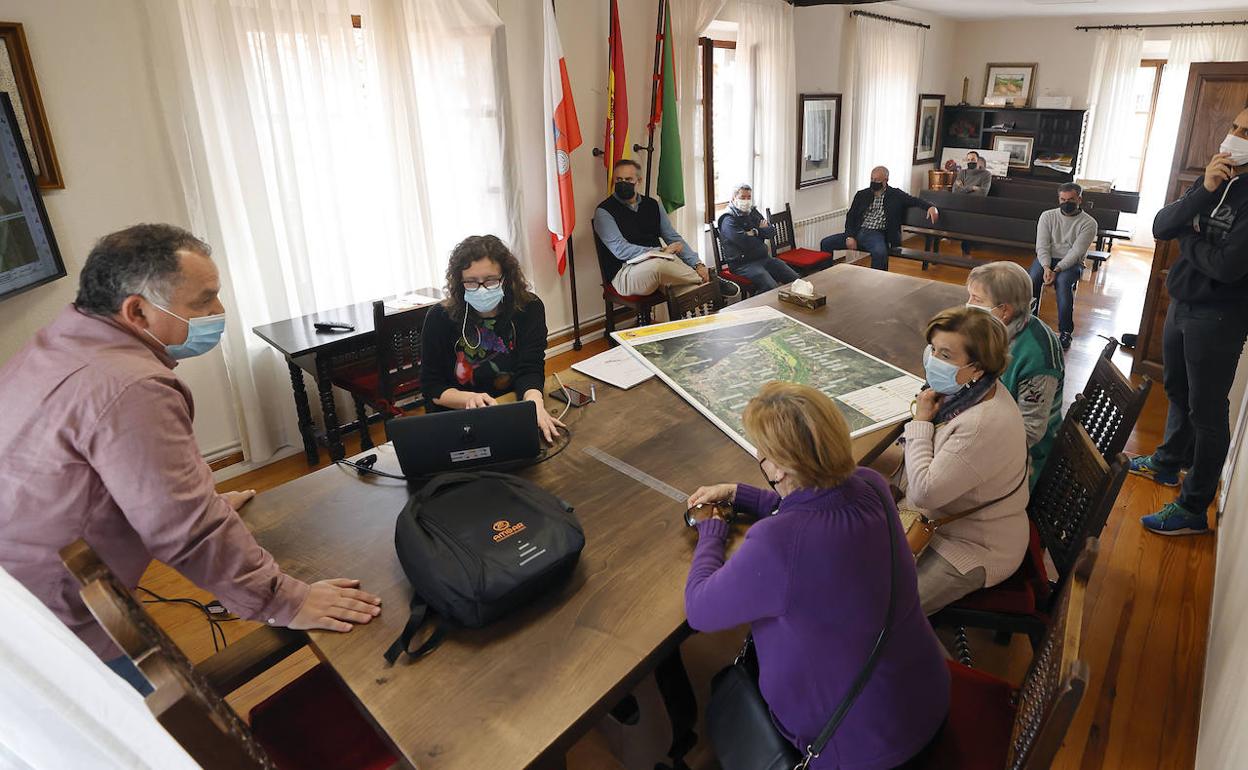 El alcalde y los técnicos municipales se reunieron ayer con algunos de los afectados por la expropiación de sus fincas. 