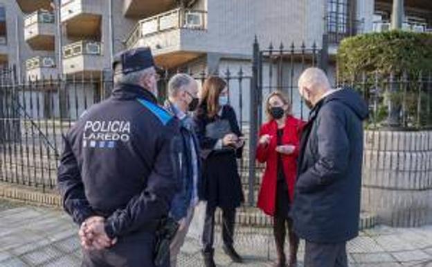 Técnicos municipales y representantes de los vecinos, esta mañana.