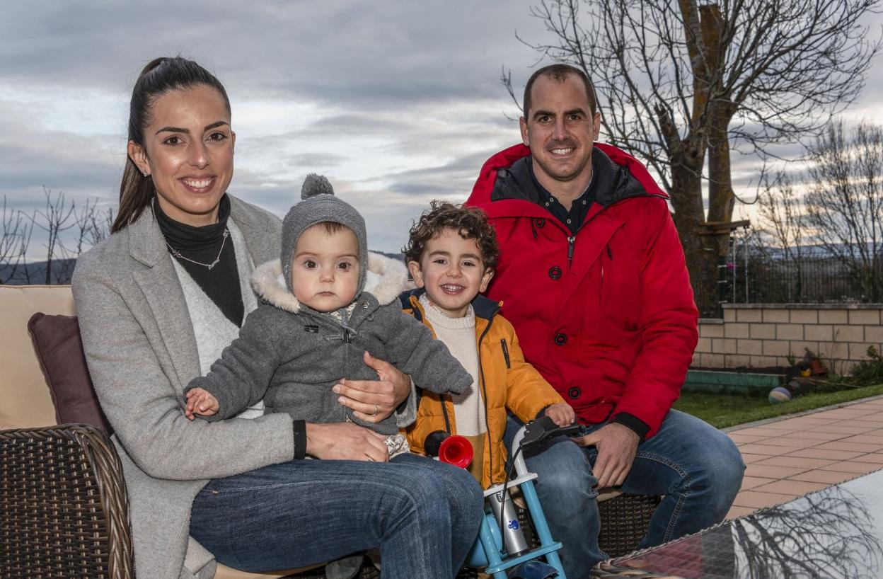 Patricia Argos sostiene en brazos a la pequeña Julia, junto a su marido, Sergio Ruiz, y su hijo Ángel, de tres años. 