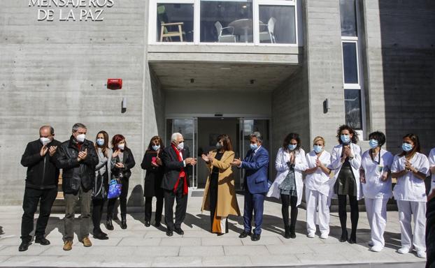 El padre Ángel, de Mensajeros de la Paz; Ana Belén Álvarez, consejera de Políticas Sociales; y Miguel Ángel Revilla, presidente, junto a a la plantilla del centro covid de Suances.