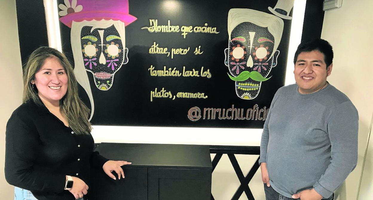 Ángela y Miguel, delante de un motivo decorativo del restaurante. 