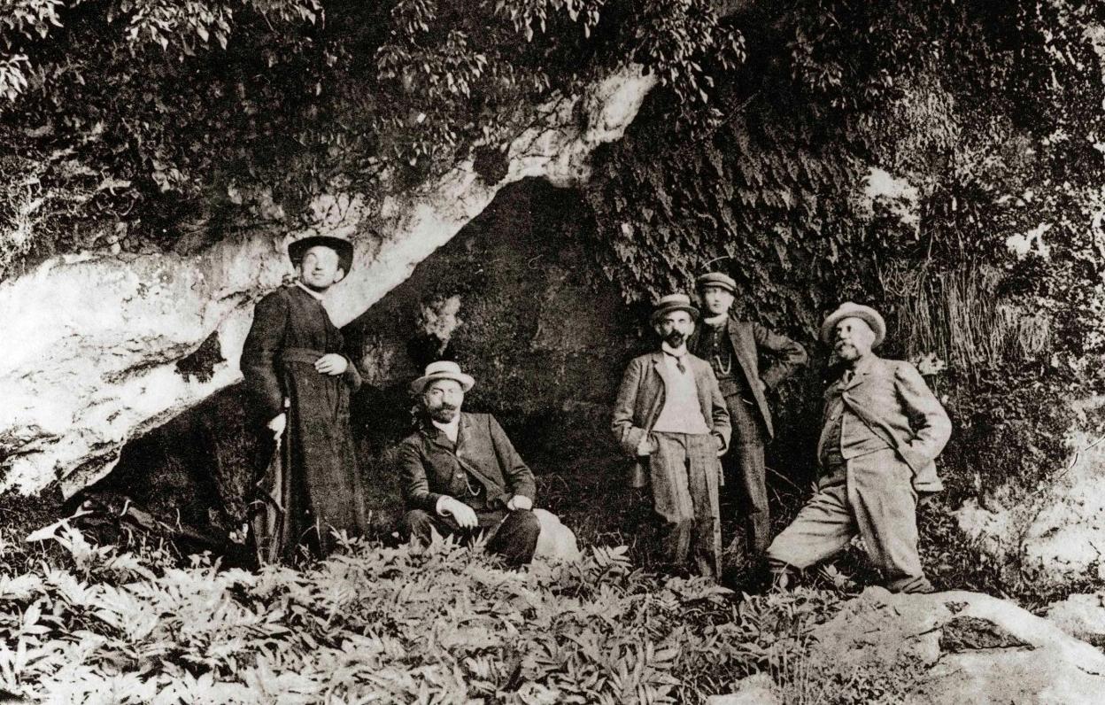 Alberto I de Mónaco posa en la boca de la cueva de Covalanas, en Ramales, junto con los arqueólogos Hugo Obermaier, Hermilio Alcalde del Río y Henri Breuil y el pintor Bonat. 