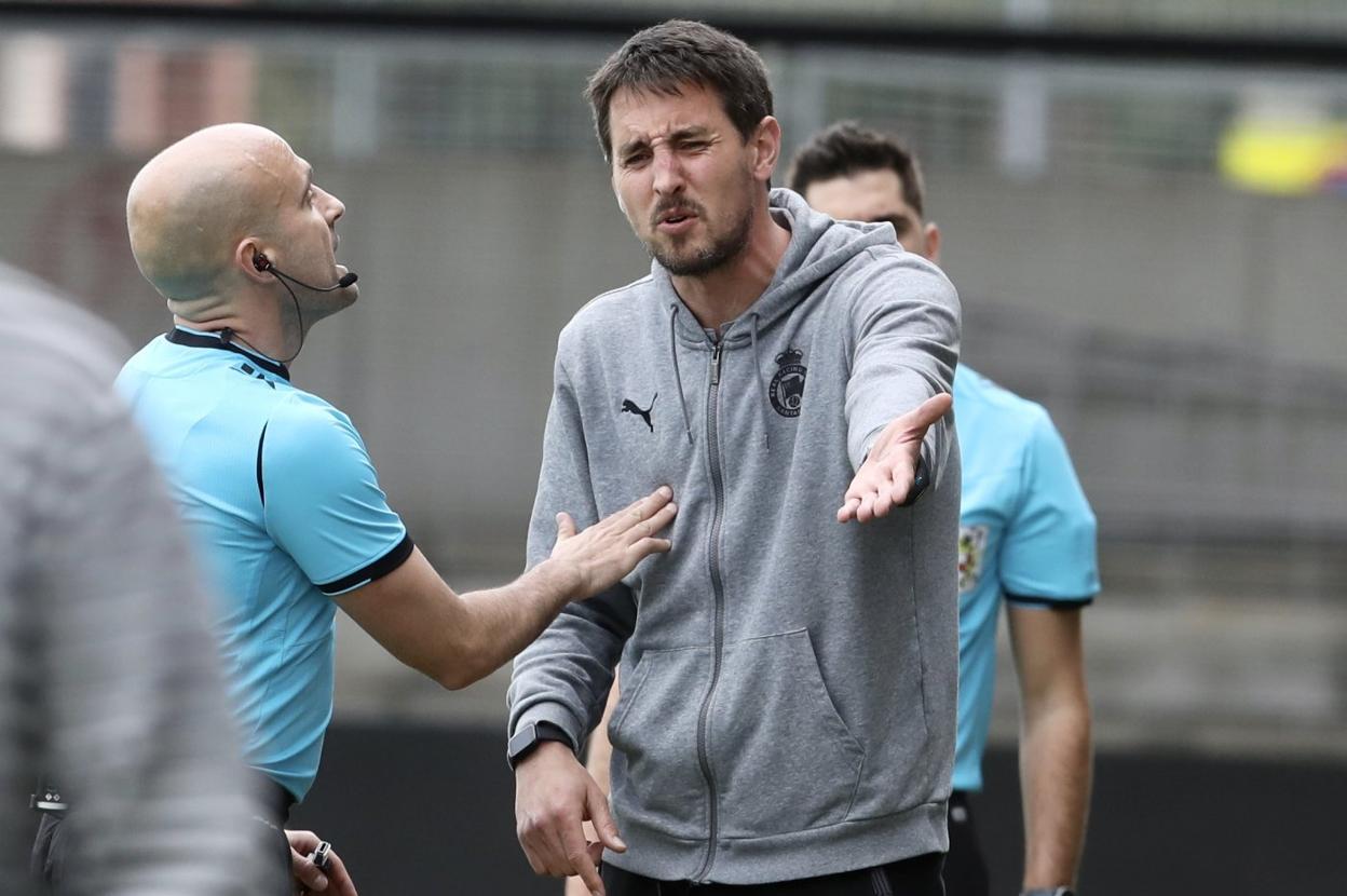 El técnico del Racing, Aritz Solabarrieta, protesta una de las decisiones del árbitro del partido, Vicente Moral, ayer en el Stadium Gal. 