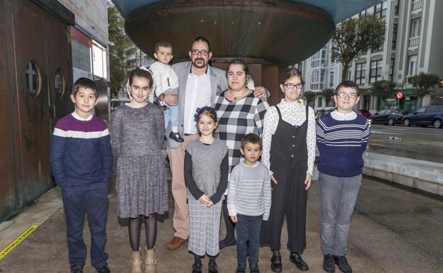 La familia Sáez Fernández, con sus siete hijos, en Santander.