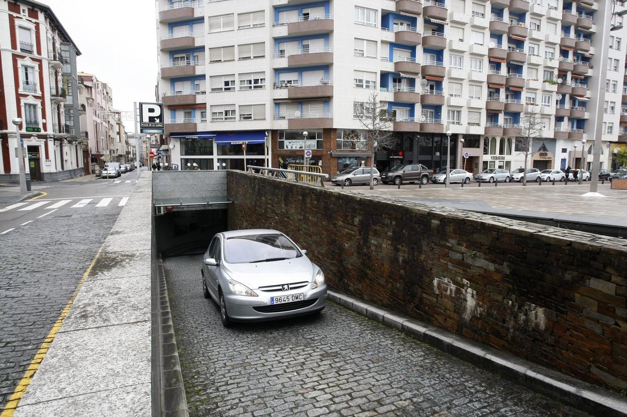 Un vehículo sale del aparcamiento subterráneo de la Plaza de la Llama.