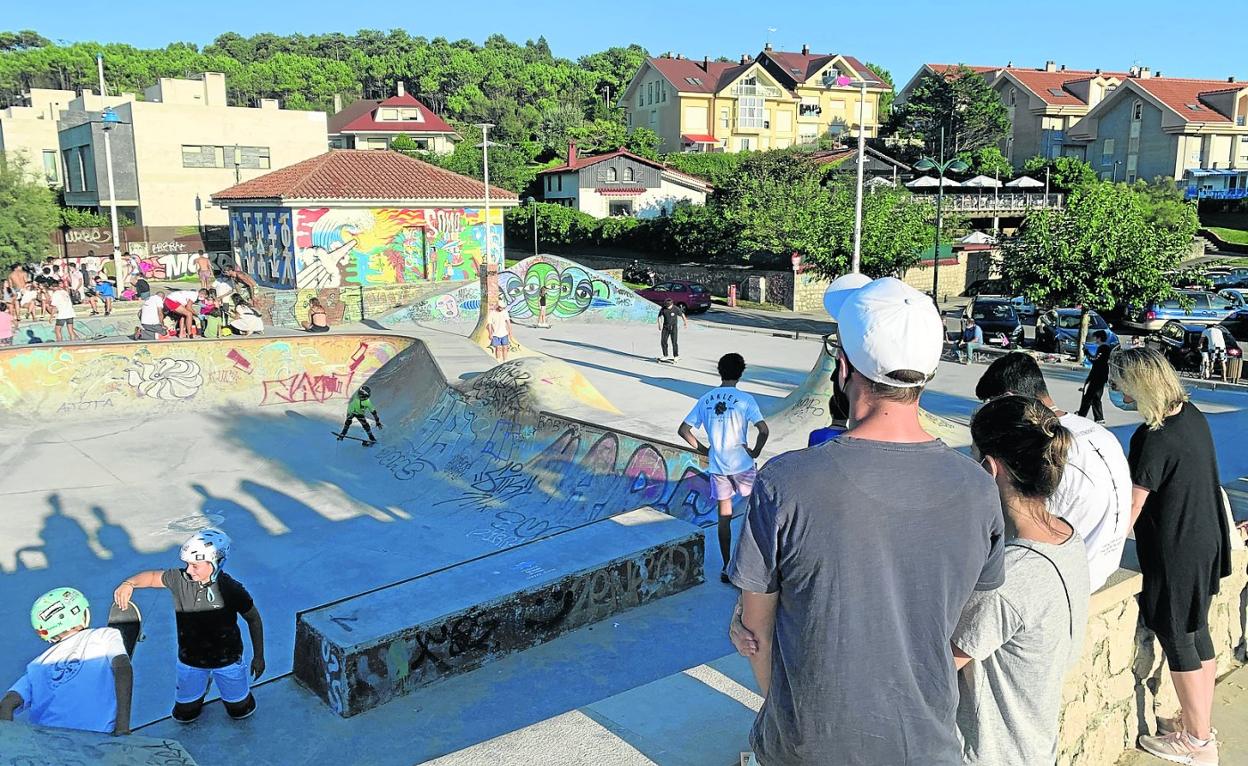 Parque de skate situado junto al acceso a la playa de Somo y el Centro de Surf. 