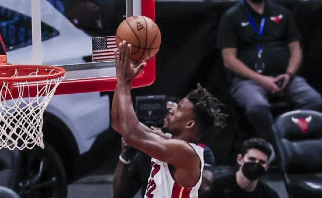 Jimmy Butler entra a canasta. 