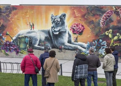 Imagen secundaria 1 - Un mural para homenajear la «fortaleza» y el trabajo de los profesionales de la dependencia durante la pandemia