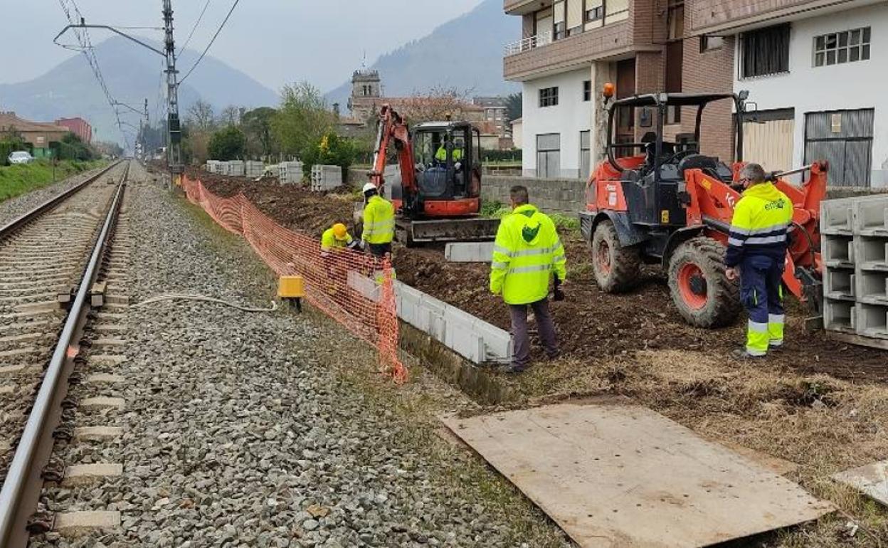 Obras en el tramo de vías del paso a nivel de la calle Torres Quevedo