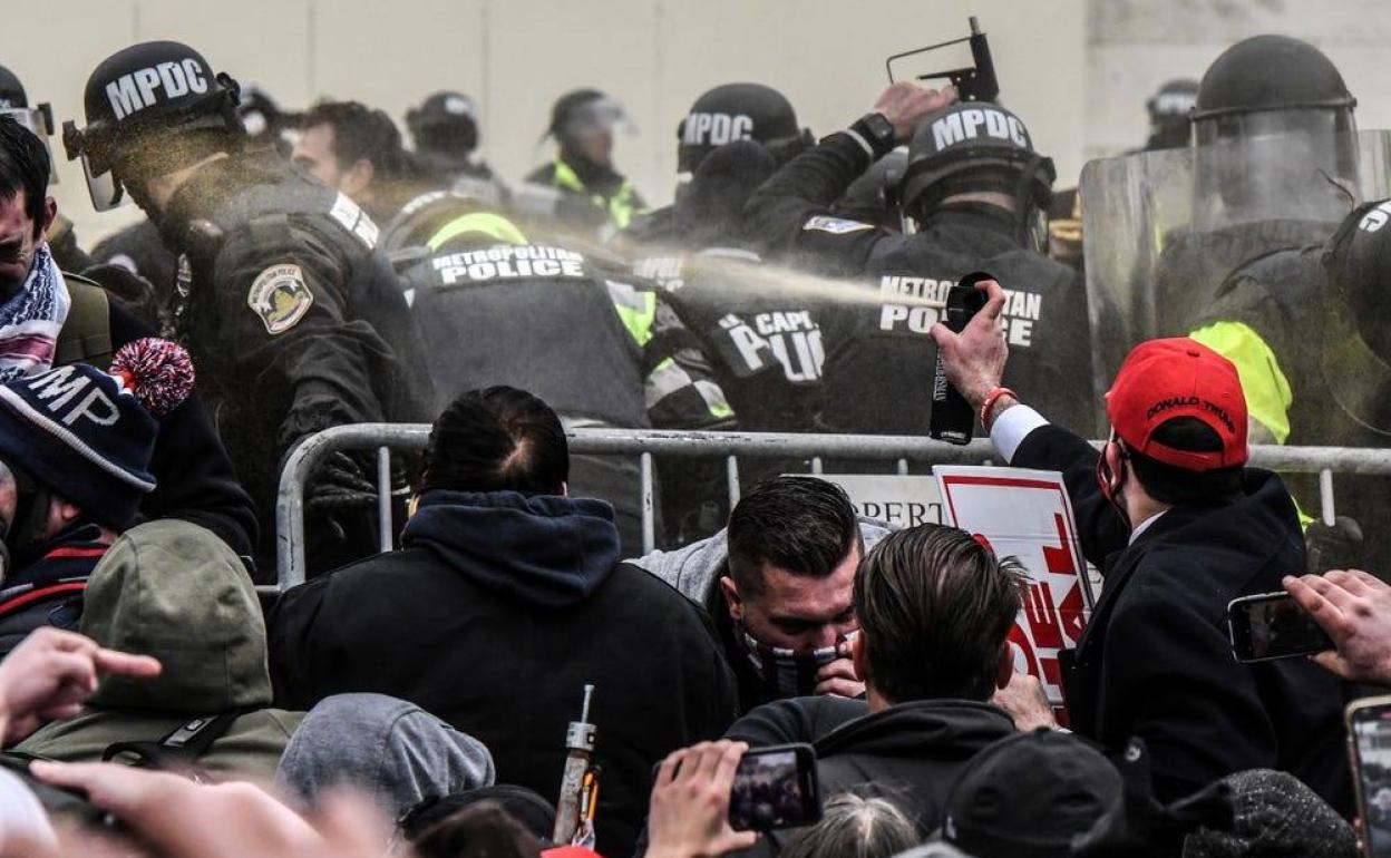 Un manifestante rocía con un aerosol de defensa contra osos a los policías que protegían el Capitolio el pasado 6 de enero.